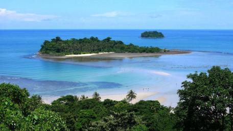 Serene Island Oasis in Turquoise Waters wallpaper