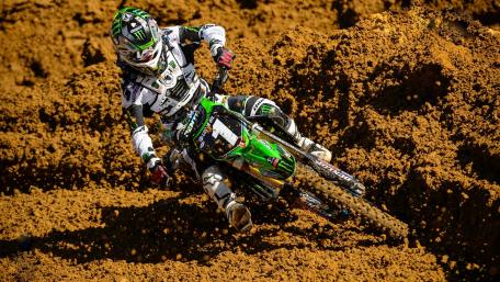 Thrilling Off-Road Motorcycle Racing Wallpaper wallpaper