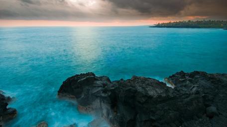 Hawaiian blue sea wallpaper