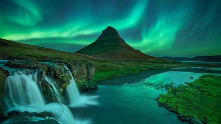 Aurora Borealis over Kirkjufell wallpaper