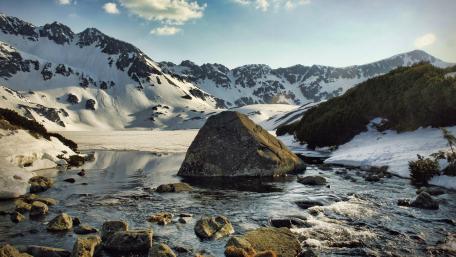 Majestic Snowy Mountain Reflections in Tranquil Waters wallpaper