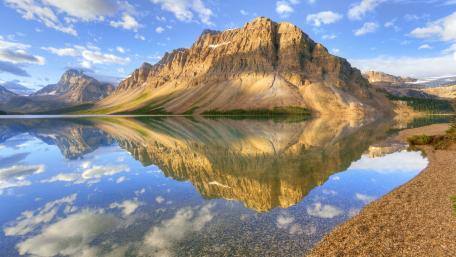 Serene Mountain Reflection in Tranquil Waters wallpaper