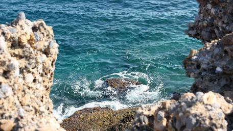 Serene Coastal Waters with Rocky Shores wallpaper