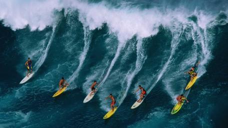 Surfing Adventure in Thrilling Waves wallpaper