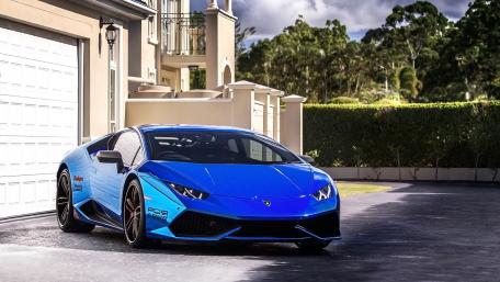 Sleek Lamborghini Huracán in Vibrant Blue Finish wallpaper