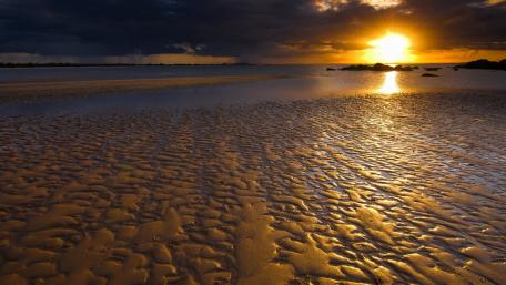 Golden Sunset Over Tranquil Waters wallpaper
