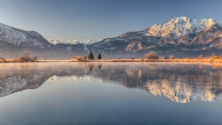 Majestic Mountain Reflections in Tranquil Waters wallpaper