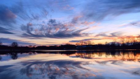 Serene Reflections of Sunset Over Calm Waters wallpaper