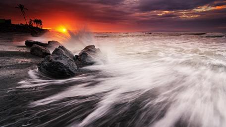 Serene Sunset Over Ocean Waves wallpaper