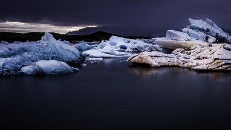 Frozen Serenity in Twilight Waters wallpaper