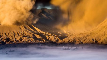 Majestic Desert Storm Unleashed wallpaper