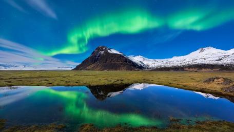 Majestic Aurora Borealis Over Tranquil Lake wallpaper