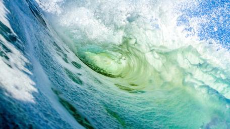 Mesmerizing Ocean Wave Detail Artistry wallpaper