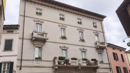 Elegant Urban Architecture with Charming Balconies wallpaper