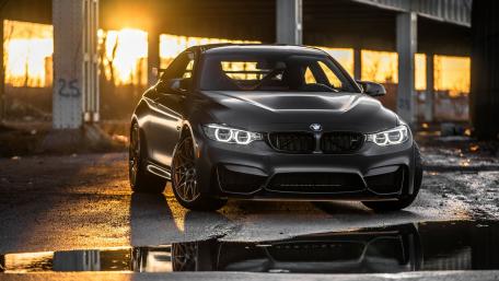 BMW M4 at Dusk Beauty in Motion 4K Wallpaper wallpaper