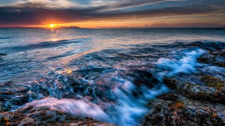 Serene Sunset Over Ocean Waves wallpaper