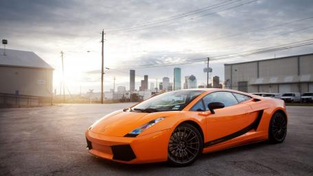 Vibrant Lamborghini Gallardo Against Urban Skyline wallpaper