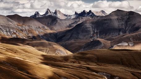 Majestic Mountain Range Beyond Clouds wallpaper