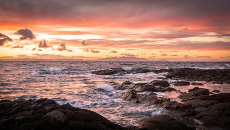 Tranquil Sunset Over Serene Waters wallpaper