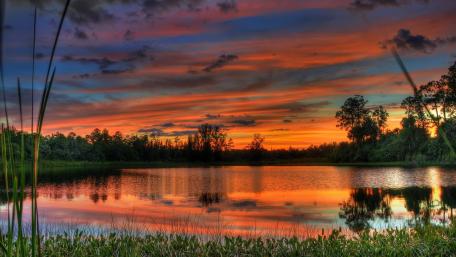 Captivating Sunset Over Tranquil Lake wallpaper