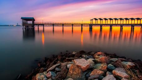Tranquil Sunset Over a Serene Lake Pier wallpaper