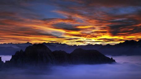 Mysterious Mountains in Foggy Afterglow wallpaper