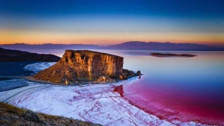 Sunrise on the beach turning pink wallpaper