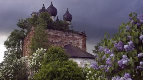 Abandoned Orthodox Church, Buyakovo village, Kostroma province, Russia. wallpaper
