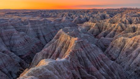 Badlands' landscape boasts a maze of buttes wallpaper