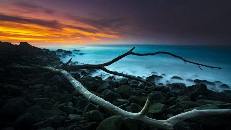 Tranquil Sunset Over Serene Waters wallpaper