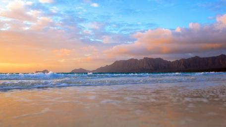 Serene Sunset Over Tranquil Beach Waves wallpaper