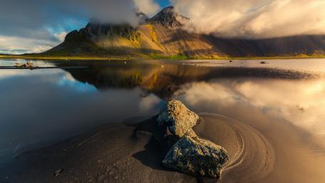 Majestic Reflections in Nature's Landscape wallpaper