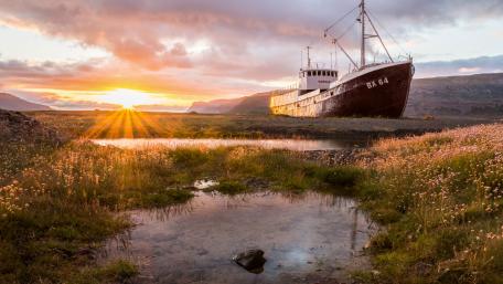 Stranded ship wallpaper