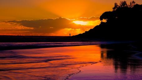 Serene Sunset Over Tranquil Lake wallpaper