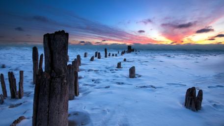 Frozen Serenity in Winter Landscapes wallpaper