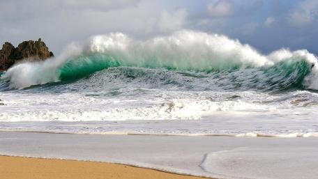 Majestic Ocean Wave Splendor wallpaper