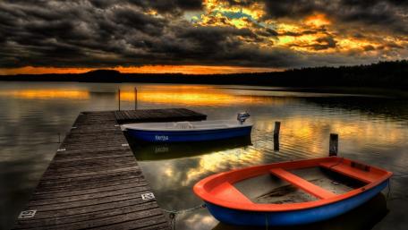 Serene Dusk at the Pier with Boats and Clouds wallpaper