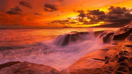 Vibrant Sunset Over the Ocean Waves wallpaper