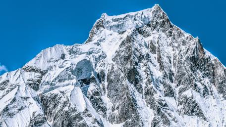 Majestic Snow-Capped Peaks of Nature's Beauty wallpaper