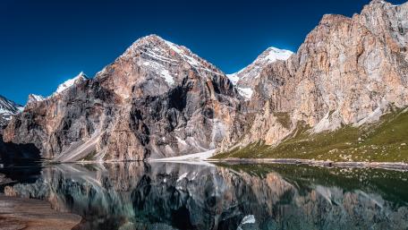 Majestic Mountain Reflection in a Serene Lake wallpaper