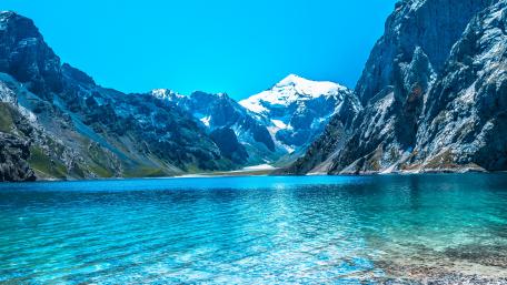 Serenity of Blue Mountain Majesty wallpaper