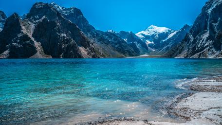 Blue Serenity in Majestic Mountains wallpaper