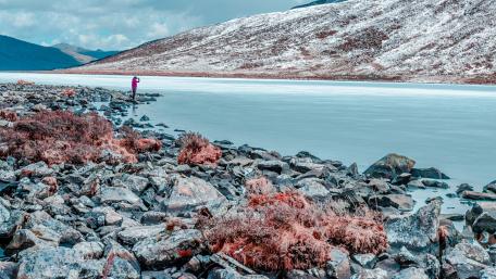 Serene Mountain Lake Landscape in Stunning Detail wallpaper