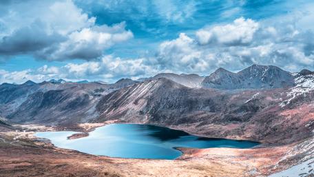 Majestic Mountain Lake Under Cloudy Skies wallpaper