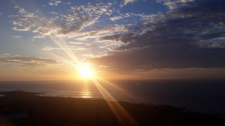 Breathtaking Sunrise Over Calm Ocean Waters wallpaper