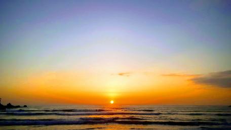 Serene Sunset Over Tranquil Ocean Waves wallpaper