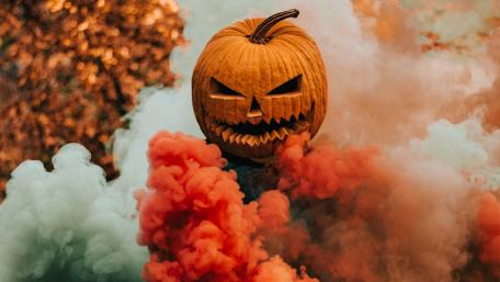 Jack-o'-lantern smokes wallpaper