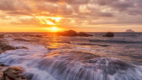 Serene Hokkaido Sunset Over the Horizon wallpaper