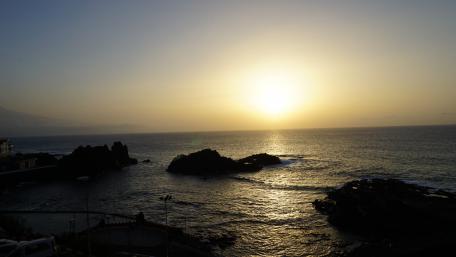 Serene Dusk Over the Tranquil Sea wallpaper