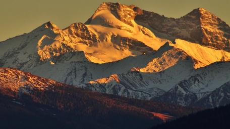 Majestic Mountain Peaks at Dawn wallpaper